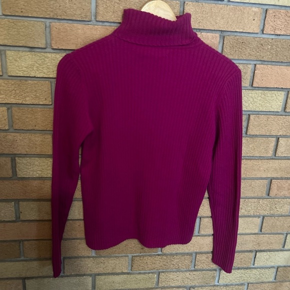 Neiman Marcus Exclusive Ribbed Dark Pink Turtleneck Sweater 100% Cashmere Size M - Picture 3 of 5